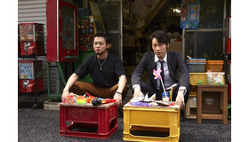 駄菓子屋ツーショット「闇金ウシジマくん Season3」（C）2016真鍋昌平・小学館／「闇金ウシジマくん３」製作委員会・MBS