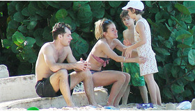 バルバドス諸島で休暇中のジュード・ロウ＆シエナ・ミラー　-(C) Splash/AFLO