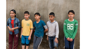 『歌声にのった少年』　(C) 2015 Idol Film Production Ltd/MBC FZ LLC /KeyFilm/September Film