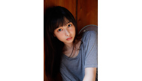 ファースト写真集「桜井日奈子です。」より