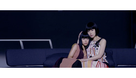 「二時間だけのバカンス featuring 椎名林檎」MVより