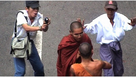 『ビルマVJ 消された革命』 -(C) 2008 Magic Hour Films