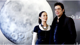 満月の描かれたパネルをバックに-(C) REUTERS／AFLO