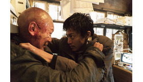 小栗旬vs妻夫木聡『ミュージアム』（C）巴亮介／講談社 （C） 2016映画「ミュージアム」製作委員会