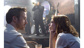 『ラ・ラ・ランド』　Photo credit:  EW0001: Sebastian (Ryan Gosling) and Mia (Emma Stone) in LA LA LAND.  Photo courtesy of Lionsgate.（C） 2016 Summit Entertainment, LLC. All Rights Reserved.