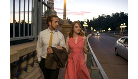 『ラ・ラ・ランド』　Photo credit:  EW0001: Sebastian (Ryan Gosling) and Mia (Emma Stone) in LA LA LAND.  Photo courtesy of Lionsgate.（C） 2016 Summit Entertainment, LLC. All Rights Reserved.