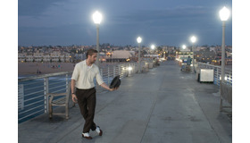 『ラ・ラ・ランド』　Photo credit:  EW0001: Sebastian (Ryan Gosling) and Mia (Emma Stone) in LA LA LAND.  Photo courtesy of Lionsgate.（C） 2016 Summit Entertainment, LLC. All Rights Reserved.