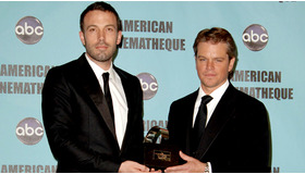 盟友ベン・アフレックと共に撮影に応じるマット・デイモン　-(C) Rex Features/AFLO