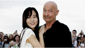 30日にワイキキで行われた「LOST」プレミア キム・ユンジンとロック役のテリー・オクィン -(C) AP/AFLO