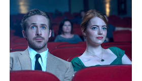 『ラ・ラ・ランド』　Photo credit:  EW0001: Sebastian (Ryan Gosling) and Mia (Emma Stone) in LA LA LAND.  Photo courtesy of Lionsgate.（C） 2016 Summit Entertainment, LLC. All Rights Reserved.