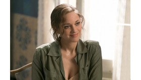 マリオン・コティヤール／『マリアンヌ』 (C)2016 Paramount Pictures. All Rights Reserved.