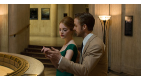 『ラ・ラ・ランド』（C）2017 Summit Entertainment, LLC. All Rights Reserved. Photo credit: EW0001: Sebastian (Ryan Gosling) and Mia (Emma Stone) in LA LA LAND. Photo courtesy of Lionsgate.