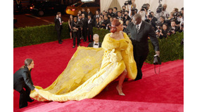『メットガラ ドレスをまとった美術館』　（C）2016 MB Productions, LLC