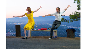 『ラ・ラ・ランド』場面写真A（C）2017 Summit Entertainment, LLC. All Rights Reserved.Photo credit:  EW0001: Sebastian (Ryan Gosling) and Mia (Emma Stone) in LA LA LAND.Photo courtesy of Lionsgate.