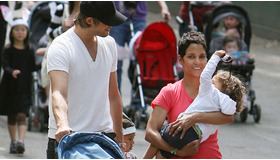 破局前のハル・ベリー、ガブリエル・オーブリーと2人の娘・ナーラ  -(C) Fame Pictures/AFLO