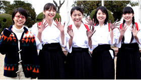 『書道ガールズ!!　−わたしたちの甲子園−』撮影現場にて　photo：Yoko Saito