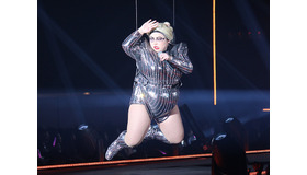 【第24回東京ガールズコレクションS/S】渡辺直美、飛ぶ！レディー・ガガのスーパーボウル ハーフタイムショー再現