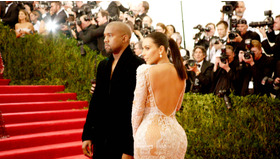 キム・カーダシアン＆カニエ・ウエスト夫妻／『メットガラ ドレスをまとった美術館』　（C）2016 MB Productions, LLC