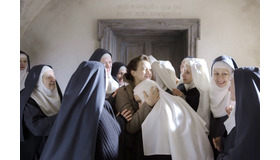 『夜明けの祈り』 (C) 2015 MANDARIN CINEMA　AEROPLAN FILM　MARS FILMS　FRANCE 2 CINEMA　SCOPE PICTURES