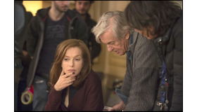 イザベル・ユペール＆ポール・ヴァーホーヴェン監督／『エル　ELLE』　(C) 2015 SBS PRODUCTIONS - SBS FILMS - TWENTY TWENTY VISION FILMPRODUKTION - FRANCE 2 CINÉMA - ENTRE CHIEN ET LOUP