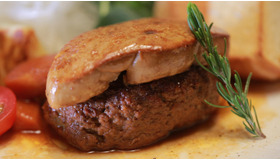 フォアグラのったハンバーグ!? ちょっとリッチな鉄板焼きを堪能できる「鉄燻 CHOI URASAN」