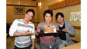 市原隼人（左）、三浦貴大（右）からのサプライズのお祝いに終始照れていた藤原竜也（中央）