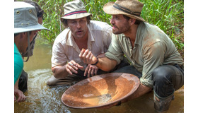 『ゴールド／金塊の行方』 Photo by Lewis Jacobs