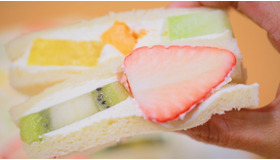 これぞフルーツの宝石箱や！ 「ヤオイソ」で頬張る、フルーツ満タンのサンドイッチ