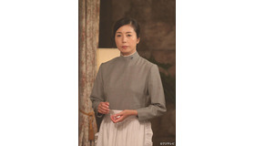 高橋ひとみ、キャリア28年で人生初の召使い役！「貴族探偵」-(C)フジテレビ