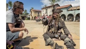 メイキング写真(ヨアヒム・ローニング監督＆ジョニー・デップ)／『パイレーツ・オブ・カリビアン／最後の海賊』（C）2017 Disney Enterprises, Inc. All Rights Reserved.