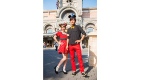 ミッキーマウスとミニーマウスの仮装をしたゲスト