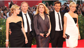 『しあわせの雨傘』レッドカーペット　-(C) Kazuko Wakayama