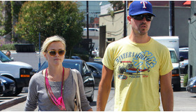 リース・ウィザースプーンと恋人のジム・トス　-(C) Barcroft Media/AFLO