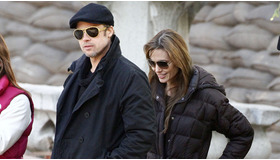 アンジーの監督デビュー作の撮影現場での2人　-(C) Splash/AFLO