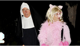 尼僧に変装したハリソン・フォードとミス・ピギー姿のキャリスタ・フロックハート　-(C) Splash/AFLO