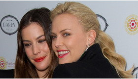 シャーリーズ・セロンとリヴ・タイラー -(C) Rex Features/AFLO