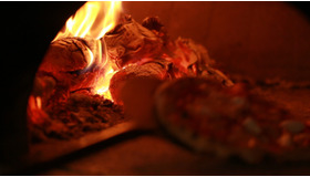 アジア第2位の職人が作る！  薪釜で焼き上げる”カリもち”食感の絶品ピザ