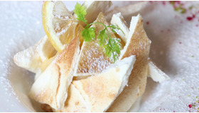 ブルーが目印！ 一皿一皿を丁寧に作るパリシック・カフェ