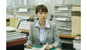 飯豊まりえ／「連続ドラマＷ 石つぶて ～外務省機密費を暴いた捜査二課の男たち～」