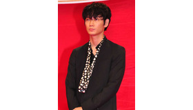劇中では目を合わせない二宮和也 綾野剛 大観衆を前にイチャイチャ Cinemacafe Net 劇中では目を合わせない二宮和也 綾野剛 大観衆を前にイチャイチャ Cinemacafe Net