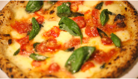 ソムリエ常駐の店！ 本格窯焼きピザと薫り高い炭火焼に舌鼓