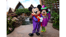 ハロウィン限定のコスチュームを着たディズニーの仲間たち