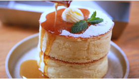 台湾で大人気！ ふっかふかの厚焼きパンケーキをほおばる