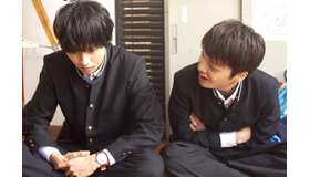 山崎賢人＆岡山天音／『氷菓』（C）2017「氷菓」製作委員会