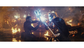 フィン＆キャプテン・ファズマ（ジョン・ボイエガ＆グウェンドリン・クリスティ）『スター・ウォーズ／最後のジェダイ』（C）2017 Lucasfilm Ltd. All Rights Reserved.