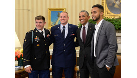 左から、アレク・スカラトス、スペンサー・ストーン、（オバマ前大統領）、アンソニー・サドラー（C）UPI/アフロ