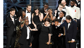 「第89回アカデミー賞」作品賞を獲得した『ムーンライト』チーム(C)Getty Images