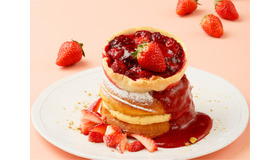 ストロベリーパイのパンケーキ　濃厚な苺ソース添え