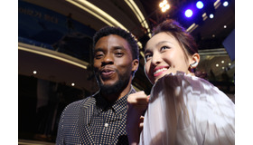 チャドウィック・ボーズマン＆「ももいろクローバーZ」百田夏菜子