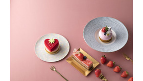 苺とミルクチョコレートのムース／苺のレアチーズタルト／苺とルバーブのムース